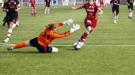 June Pedersen, Piteå IF,  fortsätter att göra mål i division 1. I går gjorde hon två mot Enskede i höststarten. Därmed är norskan bara ett mål bakom Jennifer Meier, Bollstanäs SK, i toppen av skytteligan.