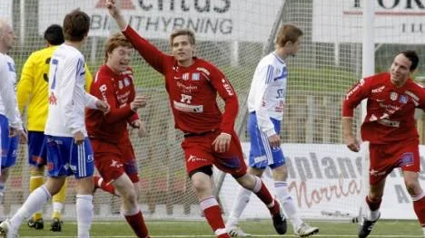 Äntligen segerjubel för Piteå IF i fotbollstvåan. Niclas Nilsson (i mitten) gjorde två mål när Piteå besegrade IFK Luleå för två månader sedan. Igår gjorde han segermålet mot Ersboda. (Arkivbild).