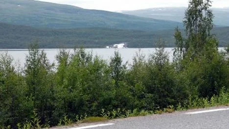 Silvervägsområdets mäktigaste vattenfall, Ruonekjokk, kan fortfarandes ses i några gluggar i vegetationen.