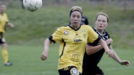 Blåsmark/Svensbyns Rebecca Berggren i tuff kamp med en av Notvikens spelare.