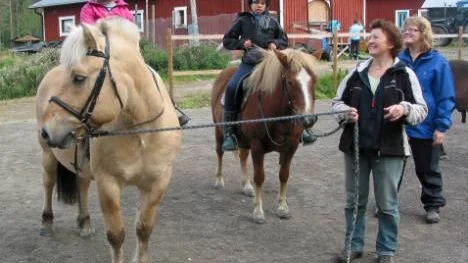Maja Lundberg (till vänster) var förväntansfull inför premiärridningen tillsammans med Oasen-kamraten John Åhlund. Assisterade ryttarna gjorde Canis Hästkrafters ägare Annika Nyberg och elevassistenten Anette Lindmark.