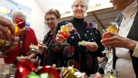 Kerstin Johansson har försett sig med en paraplydrink.