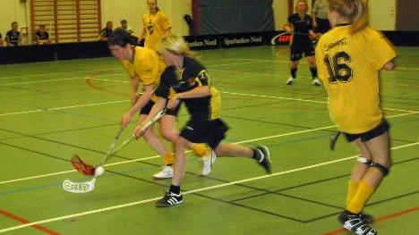 Erika Granlund (till vänster) svarade för tre assist till Tväråselets målskyttar i söndagens vinstmatch mot Kiruna AIF, den tredje trepoängaren på raken för TAIF-damerna.