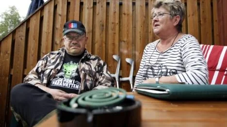 Olle Carlsson och Åsa Nilsson har aldrig varit med om att det varit så här mycket mygg på Djupviken. Nu har de köpt myggspiral för att hålla blodsugarna på avstånd.