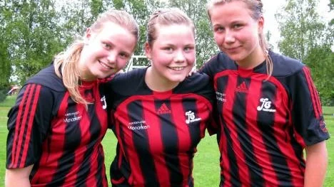 Glada målgörare i Norrsken som besegrade Öjebyn med 5-3 i division 3. Josefine Jonsson (till vänster) gjorde två mål, Madelene Öhman ett och Klara Grahn två.