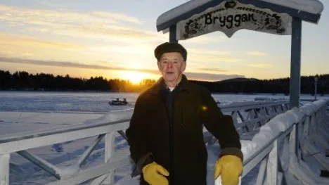 Göte Hedman, 75, möter besvikna människor vid Nyborgstjärn. "Det har varit en omtalad populär fiskesjö i många år. Handikappade och rullstolsburna har kunnat vara på bryggan och fiska", säger han.