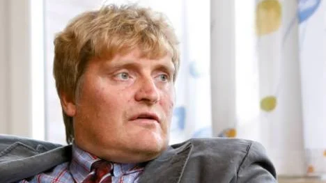 Magnus Alm, ledamot i Miljöpartiet i Piteå, menar att pengarna som kan sparas in istället kan användas till elitbidrag, resebidrag och nya anläggningar. (Arkivbild)