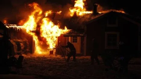 Brandmän från Piteå och Älvsbyn kämpade för att rädda lantbrukaren Anders Nordins närliggande boningshus och en tom ladugård, där det förvaras ved. Branden uppstod på vinden och orsakades troligen av ett elfel.