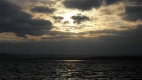 Svensbyfjärden. Oktobereftermiddag i Öjebyn. Dramatisk himmel, ljusspeglingar på vattenytan. Färger och former förändras snabbt. Kall blåst, men jag har svårt att slita mig ifrån skådespelet.