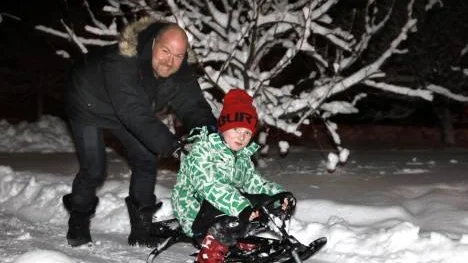 Oscar Bäckström kan göra allt han gjorde innan han fick diabetes. Åka kälke är inget problem och när pappa Jimmy knuffar på går det ännu bättre.