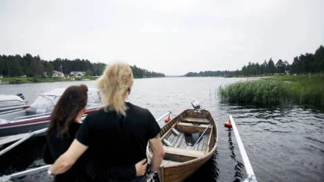 Lena och Benny Bergvall står och blickar ut över Fårösund. Den plats där de mitt i farleden räddade liven på två män i 25-årsåldern, som höll på att drunkna.