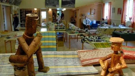 Truus Achterbergs gubbar av vedträn väckte stor uppmärksamhet vid hantverksutställningen i Slagnäs.