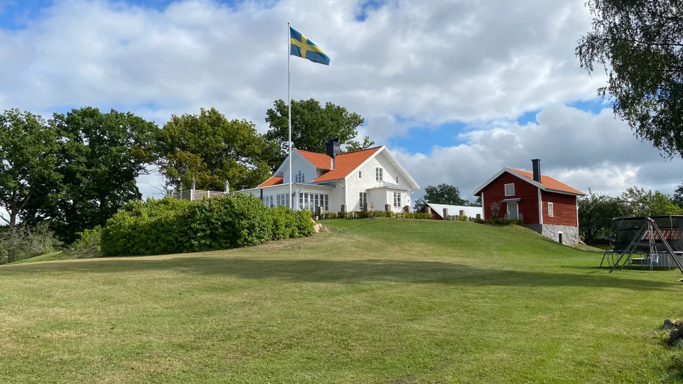 När familjen köpte gården var det väldigt igenväxt runt huset men idag ger trädgården ett rent och prydligt intryck.