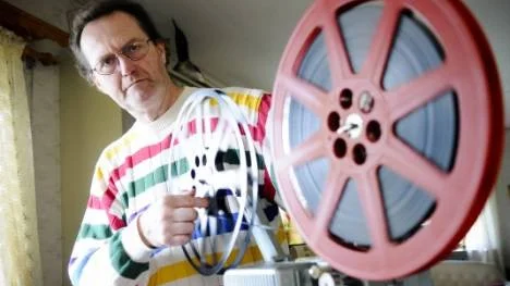 Med vana fingrar rullar Åke Edström upp filmen på sin sista 16 millimeter projektor. Han vill behålla sin äldre utrustning för att kunna använda film som inte digitaliseras. "Jag har min fars och andras material också. Det är ett arkiv man kan göra mycket av", säger han.