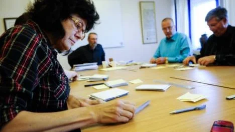 Britt-Inger Hedman (V) räknar sena förtidsröster och utlandsröster i valnämnden. De 179 rösterna ändrar inte mandatfördelningen och mycket pekar mot en S-minoritet med stöd av V. .
