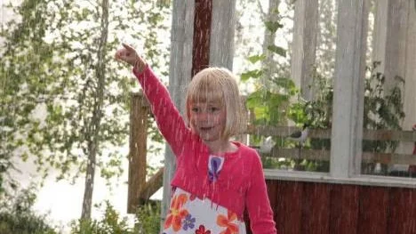 Allis ute i regnet vid sommarstugan i Teuger, häftigt tyckte hon.