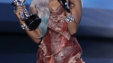 Lady Gaga tog emot MTV-pris i sin finaste kött-klänning.
