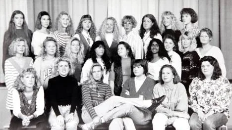 Läsåret 1992/93 gick Åsa Vesterlund (i mitten på övre raden) andra året på Barn- och ungdomslinjen på Strömbacka. Klasskompisarna var, baktill från vänster: Beatrice Hammarbäck, Anna Lundmark, Anna Strandberg, Gunilla Lindberg, Åsa, Lena Layouni, Linda Nilsson, Ulrika Marklund och Linda Södersten. Mellanraden: Anna-Sara Pahlberg, Annsofie Franklin, Anneli Jansson, Leila Bergman, Anna-Marie Fransson, Linda Lövgren, Anneli Degerfalk, Marie Pahlberg, Anna-Karin Jonsson. Främre raden: Anna Berggren, Christina Norlund, Jenny Rankvist, Therese Södersten, Anna Bergstedt och Ingela Bäcklin.