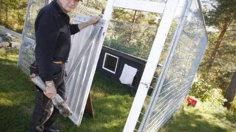Det är en bedrövad Bertil Sundkvist som öppnar dörren till den tomma hundgården. "Någon har med avsikt förgiftat hundarna", säger han.