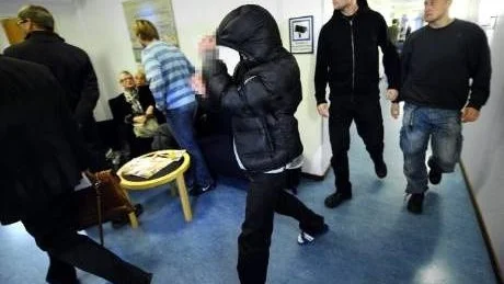 RAKA VÄGEN I HÄKTE. En 31-åring och en 25-årig man som här förs i i Luleå tingsrätts sal 3, häktades i går av Luleå tingsrätt på sannolika skäl misstänkta för grovt övergrepp i rättssak.