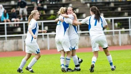 Äntligen. Efter tre finalförluster i Piteå Summer Games fick Storfors F95-lag vinna turneringen. Matchvinnare blev Paulina Hedkvist som grattuleras av sina lagkamrater. Foto: Olle Wande