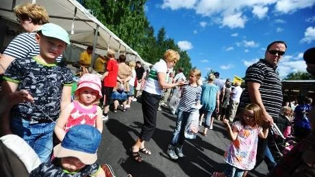 FIRAR. Det ör kyrkmarknad i Öjebyn, Piteå. Leopold Kall 8 år, Fanny Kall 4 år och Vigon Kall 2 år har kommit.