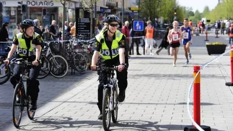 MILJÖTÄNKT. För första gången blev löparna anförda av poliser på cykel. Sara Mattila och Linnea Nordström tyckte att det var en trevlig dag på jobbet.
