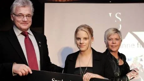 TJEJMINNE. Förbundets Malte Olsson delar ut "Stig Olofssons Minne" till Emelie Helmvall, Piteå IF.