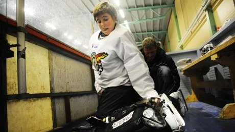 SNART REDO. 13-årige Jesper Hedman, Luleå Hockey fixar till utrustningen.