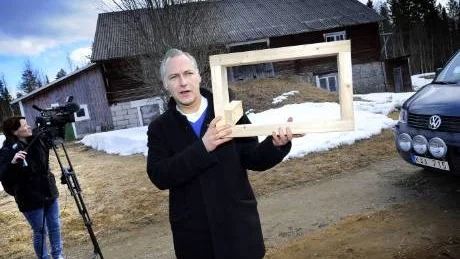LITEN GLUGG. Träramen som träddes över kroppen på figuranterna är lika stor som gluggen. Tre av fyra kom igenom. "Det här visar att det handlar mer om psykolgi än kroppsform", säger advokat Johan Eriksson.