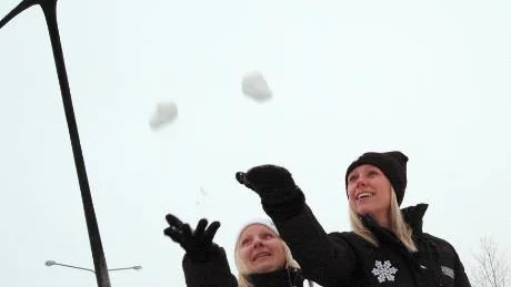 GLÖM INTE SNÖBOLLEN. Ulrika Westerberg och Erica Carlsson, projektledare och festivalgeneral, laddar för vinterns snöfestival där man ska slå rekord i största snölykta.