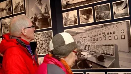 KÄNNER IGEN SIG. I 38 år arbetade Börje Forsén på LKAB innan han pensionerades 1993. Han och hustrun Kerstin känner igen flera av bilderna i LKAB:s utställning.