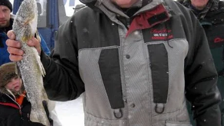 SEGERBESTEN. Lars Karkea drog upp Kirunahuggets vinnarfisk - en öring på 883 gram. Och därmed tog Karkea också hem förstapriset på 25.000 kronor.