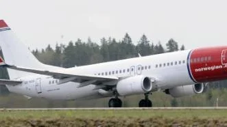 ett femtiotal nekade. Ett femtiotal passagerare som skulle åka mellan Luleå och Stockholm i går fick aldrig stiga på planen. Vid incheckningen gav Norweigan dem beskedet att inte fler kunde gå ombord på grund av sjukdom i personalen. "Reglerna säger att vi måste ha ett visst antal besättningspersonal per passagerare", säger Anne Skonvik på Norweigans pressjour.  Foto: Scanpix