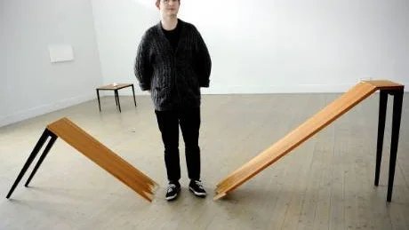 VÄLKÄNDA FÖREMÅL. Konstnären Klas Hällerstrand från Piteå ställer för första gången ut separat på Konsthallen i Luleå under hela sommaren. I de andra rummen visas utställningar av de tre keramikerna Christina Roos, Adrienna Riseley och Katarzyna Piotrowicz och dessutom en designutställning signerad Lina Huring. Foto: Andreas Wälitalo