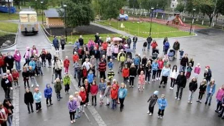 INVIGNING. Eleverna på Östra skolan i centrala Luleå både jublade och applåderade då skolan nyinvigdes på läsårets allra första dag. I dagsläget uppgår elevantalet till cirka 100.