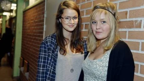 KRITISERAR SKOLAN. Emma Nilsson och Josefin Häggståhl tycker att skolan borde bli bättre på att arbeta mot rasism.