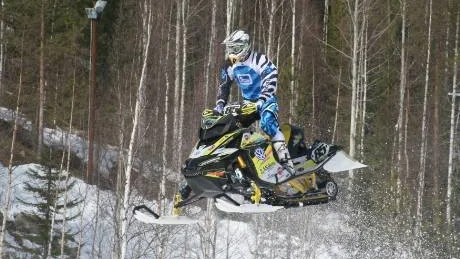 DUBBLA PALLPLATSER. Bodensonen Mattias Kjellin kunde knipa två pallplatser i helgens skotercross i Storklinten. Kjellin inledde med att vinna fredagens Hillcross och blev sedan trea i lördagens Super Snowcross. Foto: Björn Norén