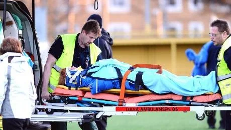 OBEHAGLIG SMÄLL. Sunnanås Martina Sandström skallade ihop med Notvikens Julia Sandström och blev utburen på bår, medvetslös.
