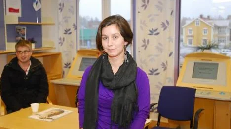 Luisa Caldas har under en månad jobbat med sitt projekt som nu resulterat i en jobb- och utbildningsmässa i Arvidsjaur. I bakgrunden syns Martin Bergvall från Ideum.