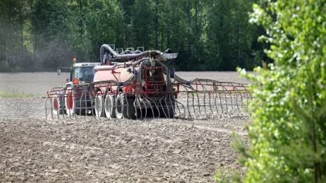 Traktorekipaget sprider tonvis med gödsel, en verksamhet som körs efter strikta regler, men trots det vill Piteå kommun göra en kartläggning av utsläpp från jordbruken. (Arkivbild)