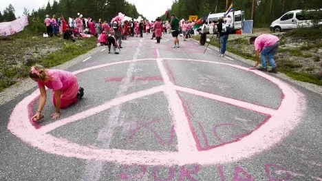 Nätverket Ofog genomförde i juli en manifestation vid robotbasen i Vidsel. Nu åtalas tio av aktivisterna för bland annat olaga intrång och skadegörelse.