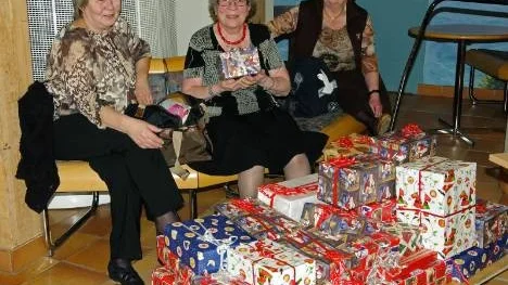 PRO lockade också med julklappsutdelning. Berit Bismark, Ruth Löfmark och Britt-Marie Vesterlund håller koll på klapparna.