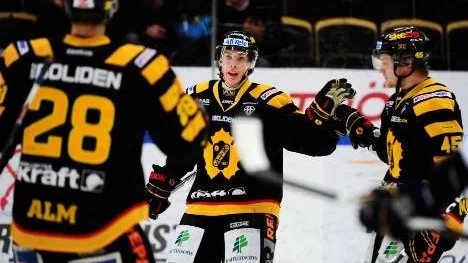 Niclas Burström uppvaktas av Johan Alm (28) och Oscar Möller (45) efter sitt 4-1-mål mot HV 71. En match som Skellefteå vann med 4-3.