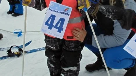 Tage Westerlund, tre år, fick hjälp av mamma Ida Öberg att sätta på nummerlappen och ta på sig skidorna.