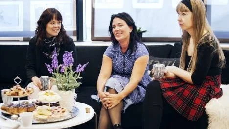 Li Skarin (mitten), projektledare, och Ewa Tanmark (längst t h), projektkoordinator för Piteå och Älvsbyn, hade inbjudit till kafferep hos Kvinnliga framgångsbyggare på onsdagen. Anna Marklund från Piteå kommuns tillväxtavdelning var en av gästerna.