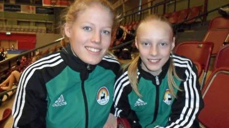 Älvsbygymnasten Linnea Åberg (till höger) hade med klubbkamraten Moa Hammar som assisterande tävlingstränare på Rikscupen i Eskilstuna.
