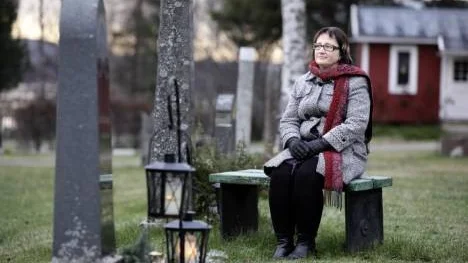 Lena Vikberg anser att begravningsavgiften ska hållas så låg som möjligt samtidigt som begravningsverksamheten ändå håller en bra service.