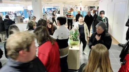 Massor av folk kom på besök på lördagen när Piteås nya Hälsans hus förrättade invigning och lockade med öppet hus.