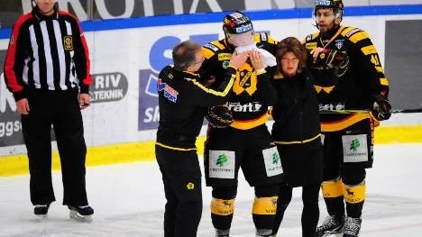 Det såg inte bra ut när backen Fredrik Lindgren fick hjälpas ut från isen efter att ha träffats av en hög klubba på hakan. Men Fredrik kom tillbaka i den tredje perioden.